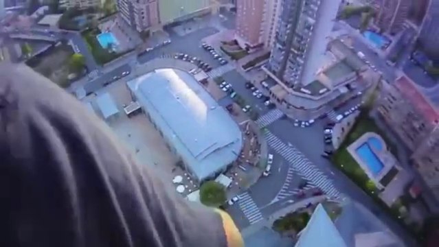 Daredevils Douggs et ses amis sautent depuis un ascenseur