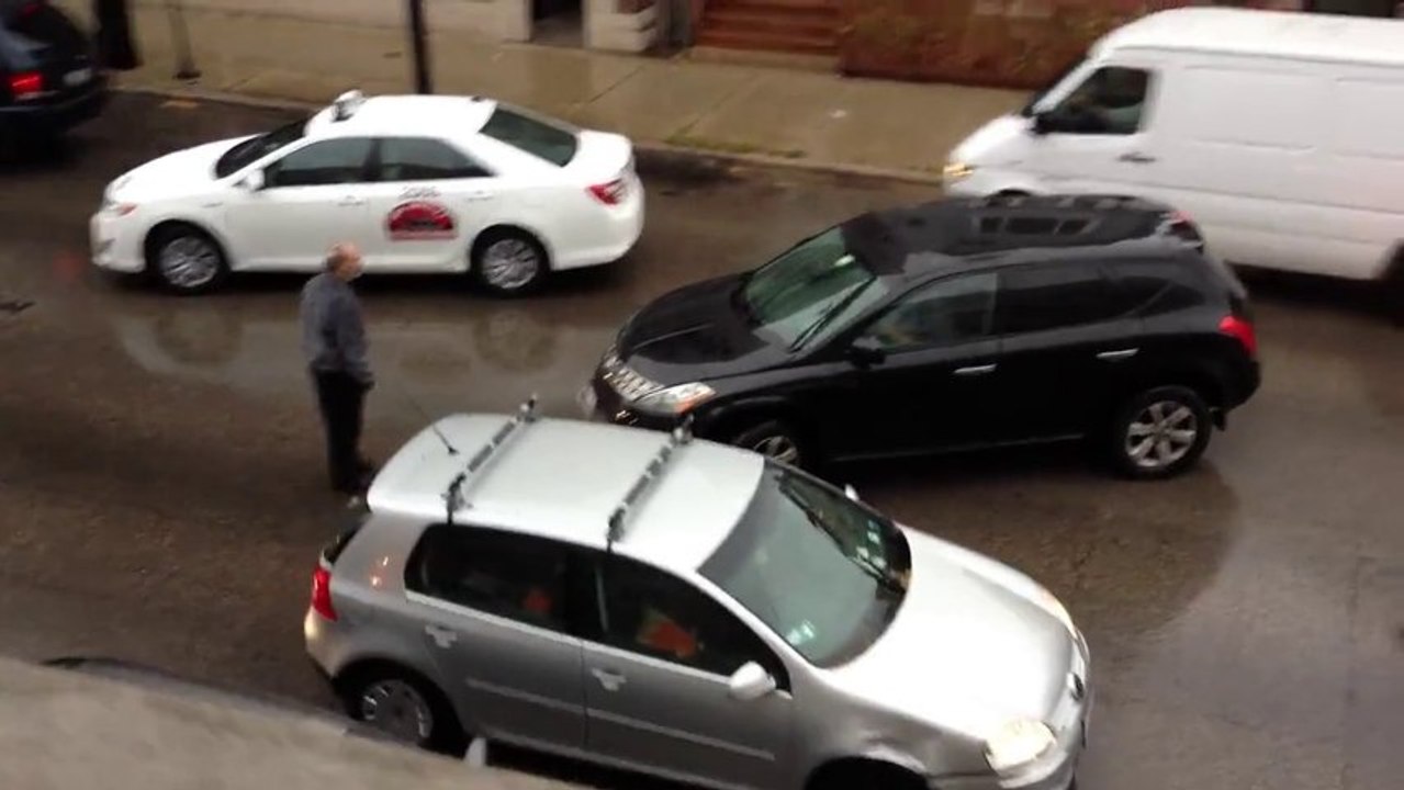 Un conducteur fou percute plusieurs voitures pour prendre la fuite