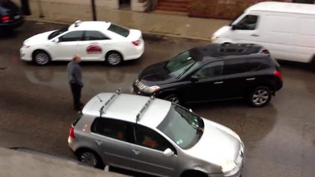 Un conducteur fou percute plusieurs voitures pour prendre la fuite