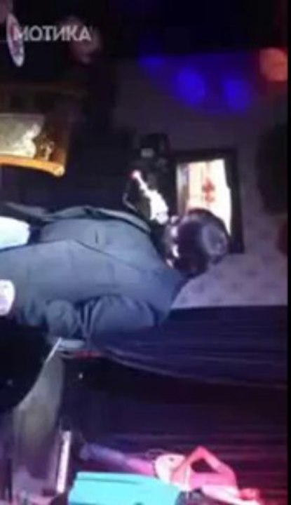 МОТИКА: Дечко ја пее „The Show Must Go On“ од Квин во обичен караоке-бар