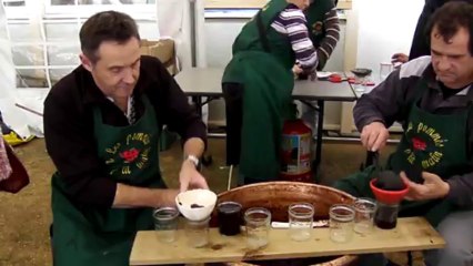 Mise en bocaux du pommé lors de la 13ème fête du pommé de Joué-L'Abbé