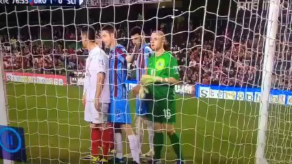 Football : il lui attrape les parties intimes