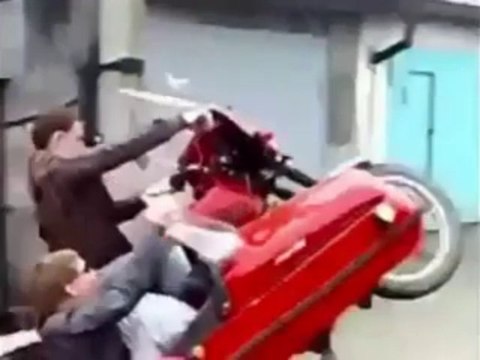 Ils se retournent en SIDE CAR... Bande d'abrutis!