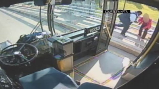 Un chauffeur de bus sauve une femme en l’empêchant de sauter d'un pont.