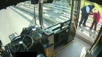 Un conductor de autobús evitó un intento de suicidio en EEUU