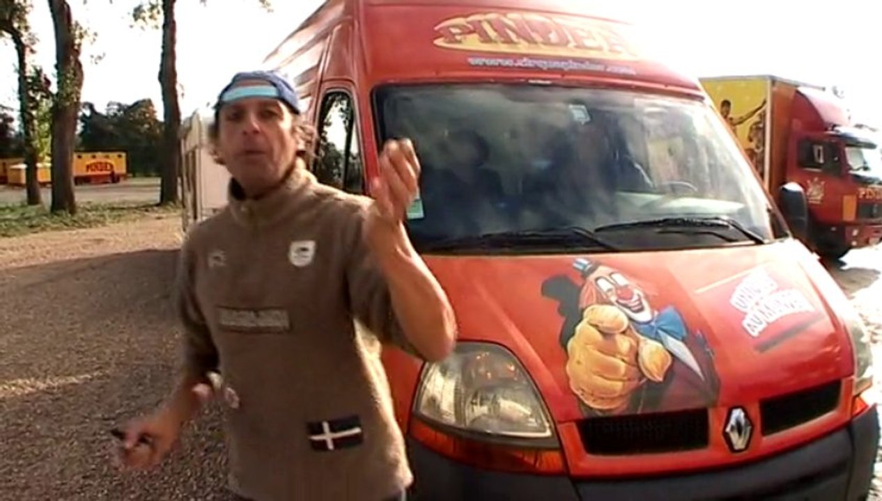 Arrivée des caravanes du cirque Pinder à Paris pelouse de Reuilly 2013 avec Frédéric Edelstein Bois de Vincennes