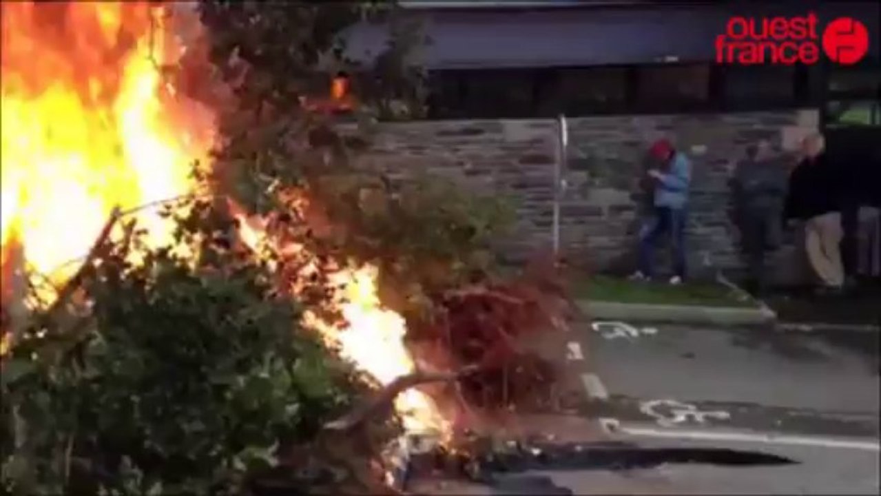 Les salariés de Tilly devant la sous-préfecture à Morlaix (29).