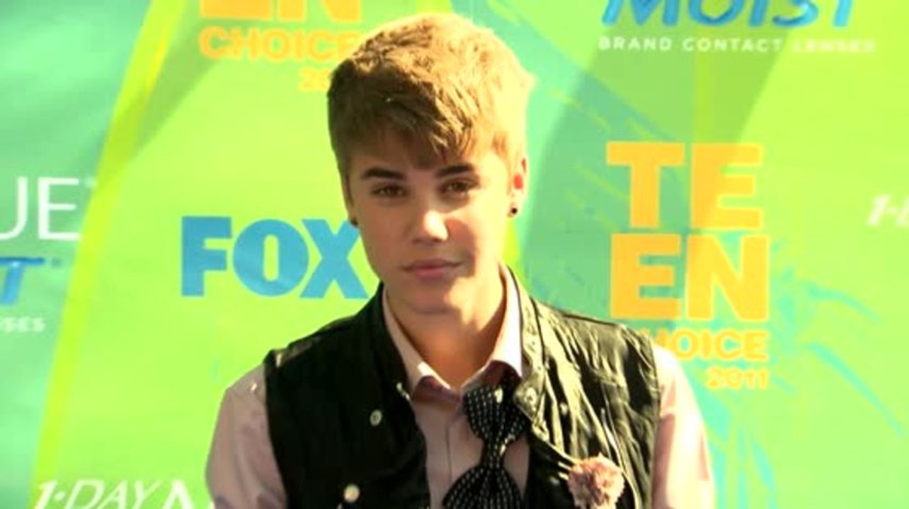 Justin Bieber Leaves Stage After Being Hit with Bottle