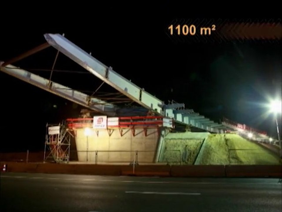 AREA - Noeud A43-A432 - Poussage du nouveau pont au-dessus de l'A43 la nuit du 16 au 17 avril 2013