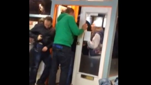 Homme frappe une fille contre une vitre