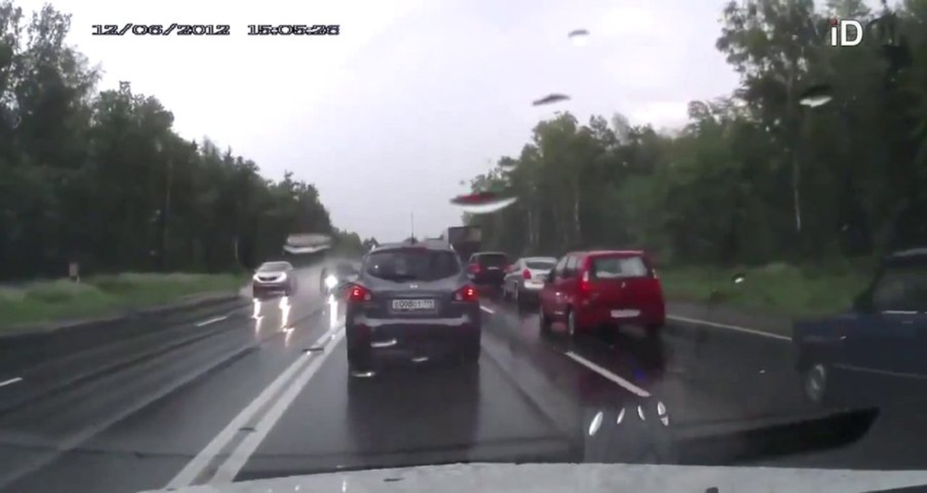 Terrible collision between 4 cars in RUSSIA.... VIOLENT CRASH.