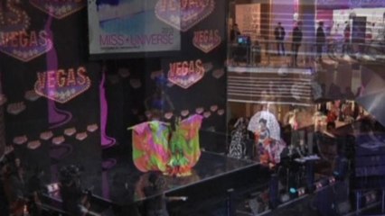 Pageant contestants take over Russian mall