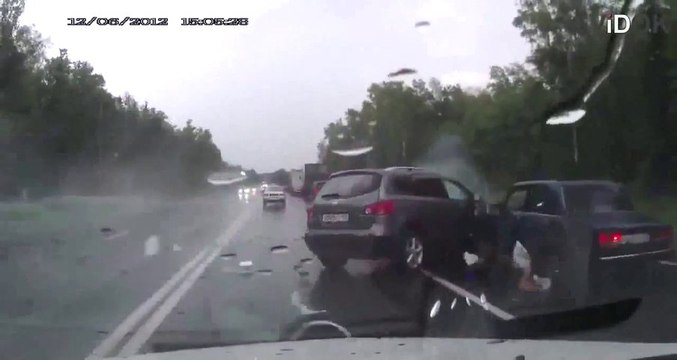 Violent face à face entre 2 voitures en sens inverse. Accident de MALADE!