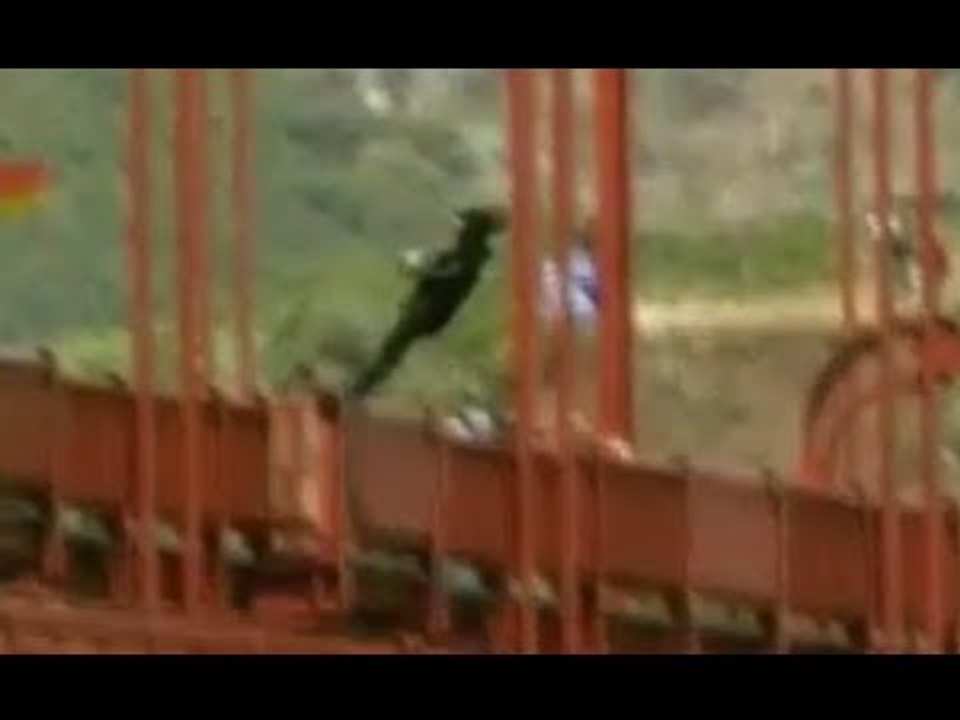 Golden Gate Bridge jumper survives after suicide attempt - video