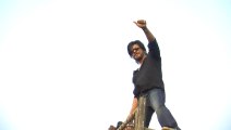 Watch Shahrukh Khan Waving To His Fans Outside Mannat On His Birthday – Shahrukh Khan Birthday 2013