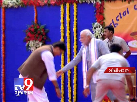 GCMMF chairman Vipul chaudhary touches Modi's feet in public - Tv9 Gujarat