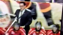 Hockey sur glace : un coach pète les plombs et envoie les crosses des joueurs sur la glace