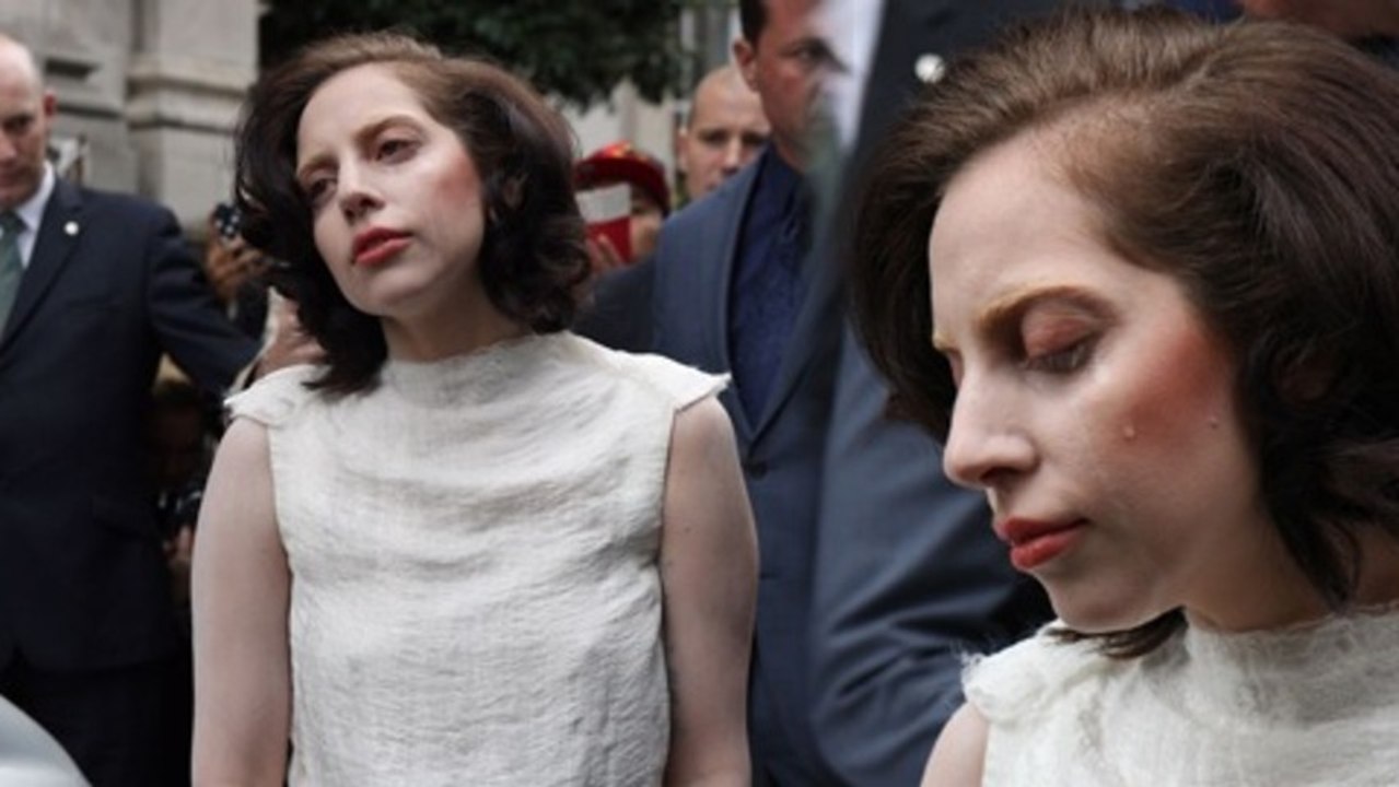 Lady Gaga Crying And Bare Foot While Leaving London