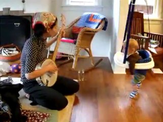 Bébé danse sur le banjo