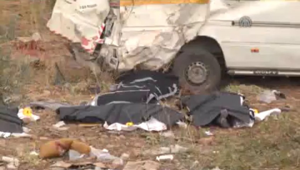 Servis minibüsü devrildi: 6 ölü, 11 yaralı