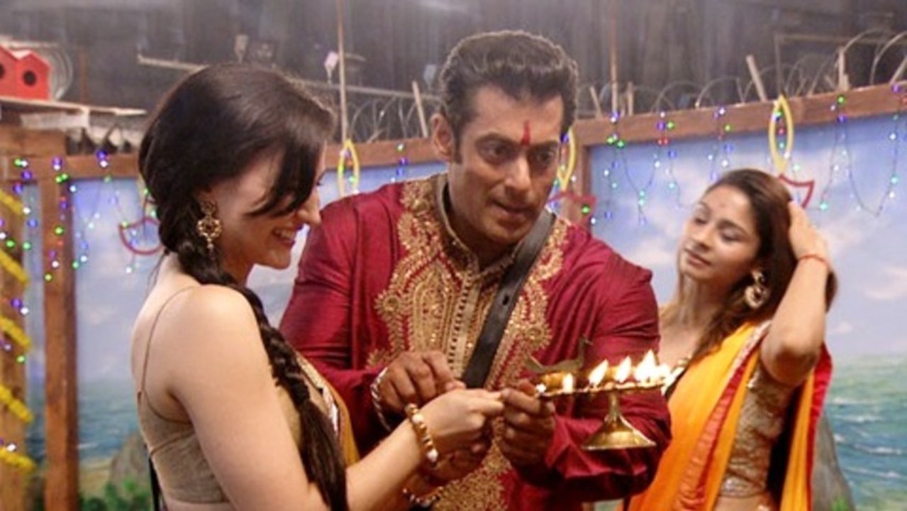 Salman Khan Performs Lakshmi Puja With Elli Avram-Bigg Boss 7 Diwali