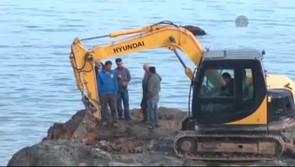 Denizdeki kayada define arıyor