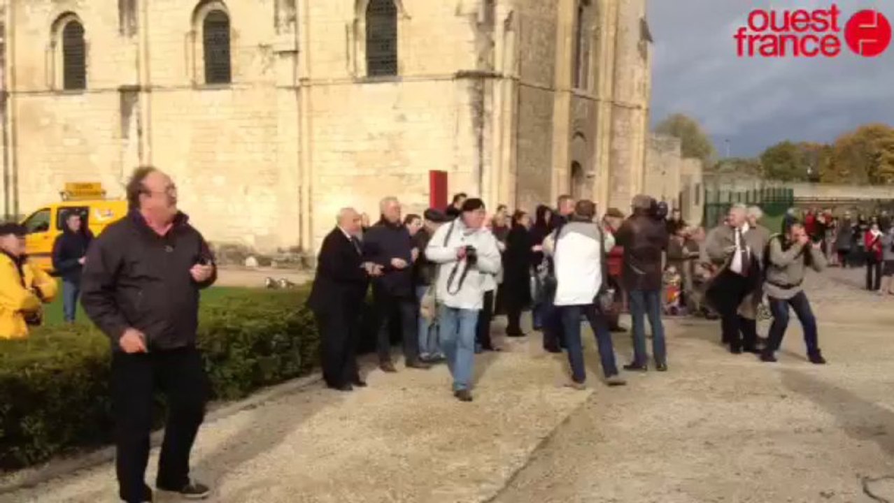 Pose de la poche d'acier de la SMN dans l'enceinte du château - Pose de la poche d'acier de la SMN dans l'enceinte du château