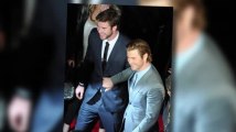 Chris Hemsworth schubst seinen Bruder Liam im Spaß auf Thor Premiere