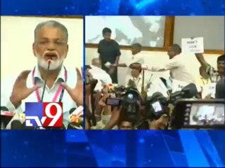 Samaikhyavadis display 'Save A.P' placards before ISRO Chairman Radhakrishnan