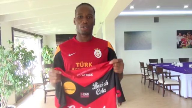 Didier DROGBA reçoit le maillot de Guingamp à Galatasaray