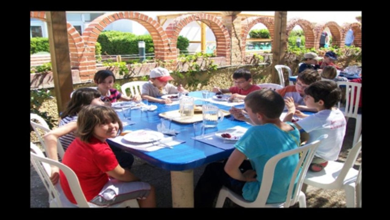 Chanson "Dans ma valise" par l'école Sainte Anne Feugarolles