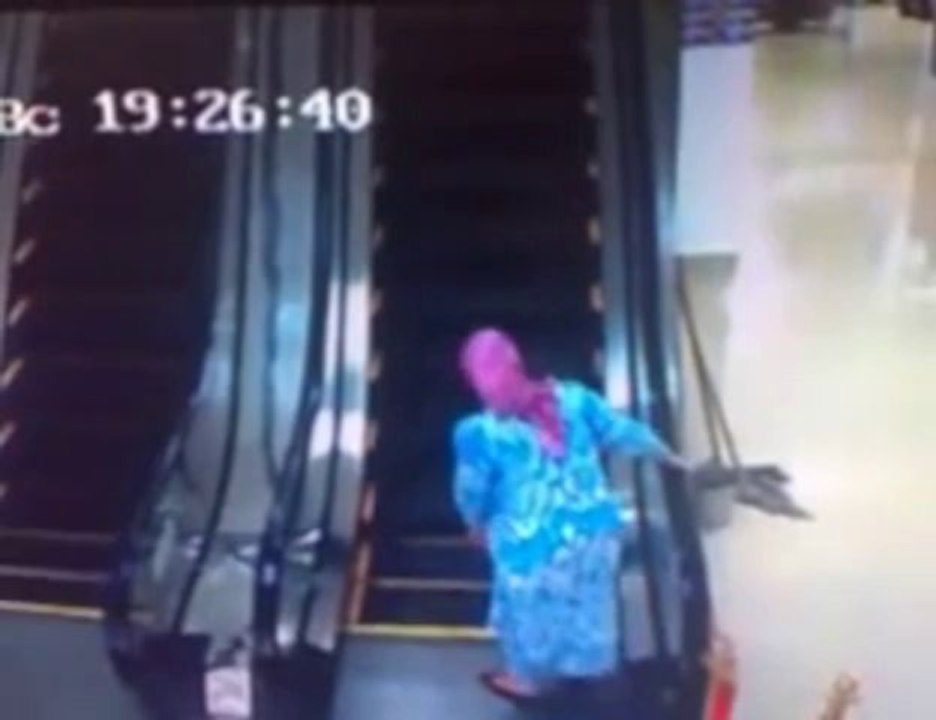 Primeira vez na escada rolante