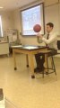 Un prof fait tourner un ballon de Basket pendant une interro... Enorme!