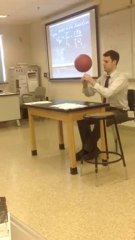 Download Video: Un prof fait tourner un ballon de Basket pendant une interro... Enorme!