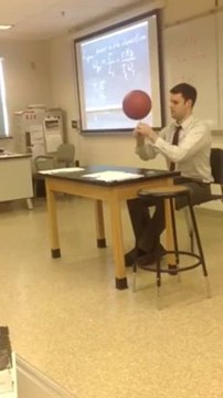 Un prof fait tourner un ballon de Basket pendant une interro... Enorme!