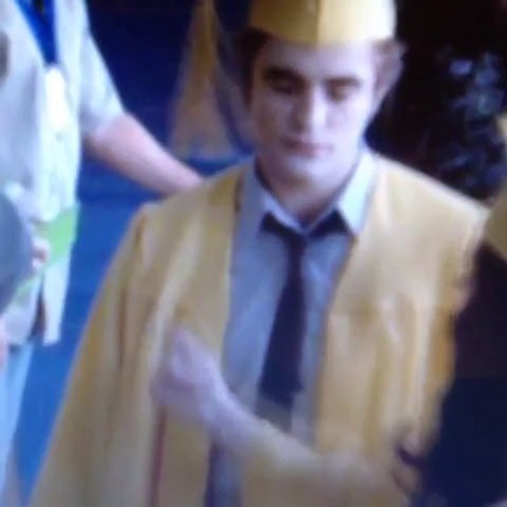 Twi bts : Kristen playing with Rob's graduation cap (Eclipse bloopers)