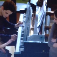 Twi bts : Rob and one of the Renesmee actors