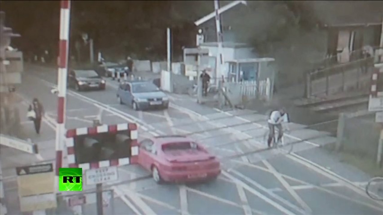 Inches from Death: UK cyclist narrowly escapes collision with train