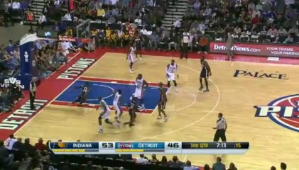 Paul George 走底線接應 Hibbert的妙傳第一時間空接扣籃 !