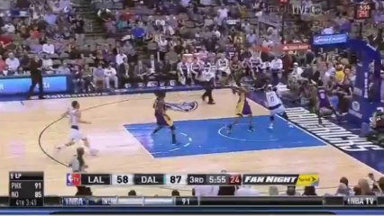 Shawn Marion se fait stopper par l'arceau en contre-attaque