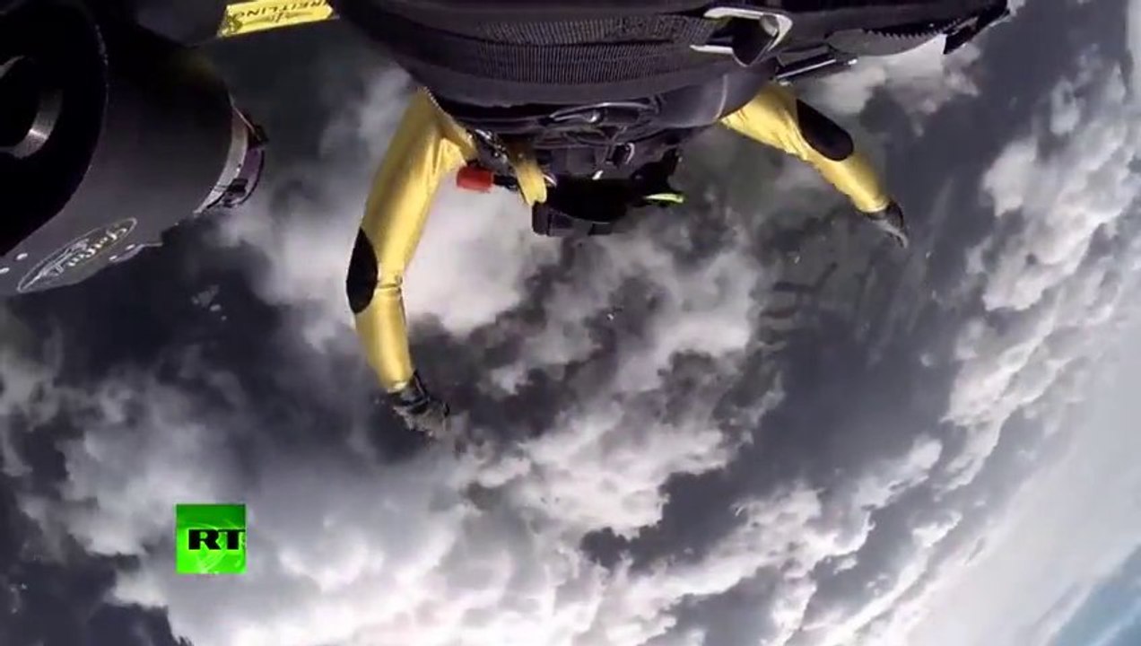 L'homme-Avion saute au dessus du mont FUJI / JAPON. Extraordinaire!