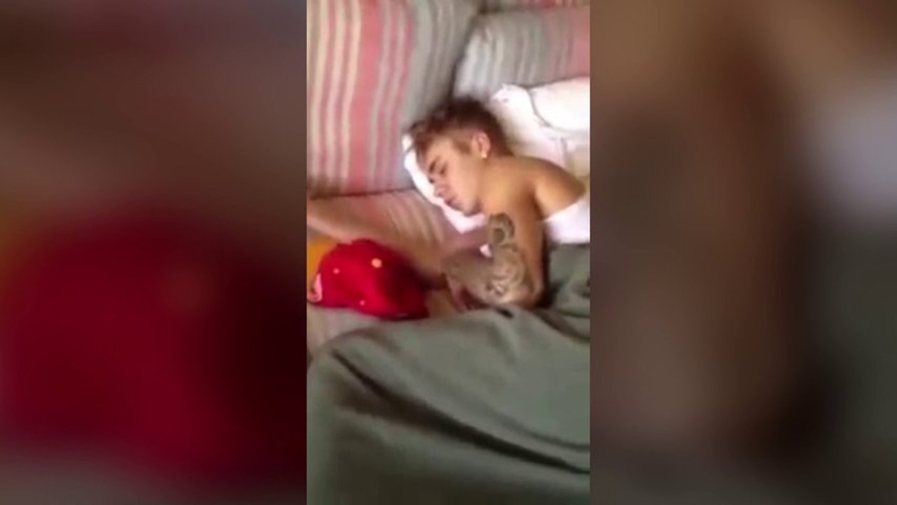 Justin Bieber filmé au lit par une jeune fille