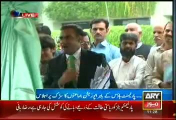Opposition holds its open-air Senate session