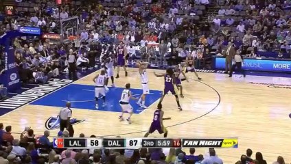 Shawn Marion se fait stopper par l'arceau en contre-attaque