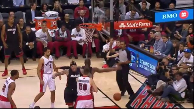 le coup de coude de Chris Andersen sur Tyler Hansbrough