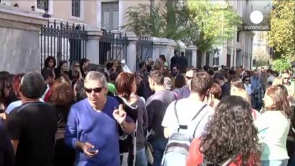 Télécharger la video: Greece prepares for general strike with visit of troika stoking anger on the streets