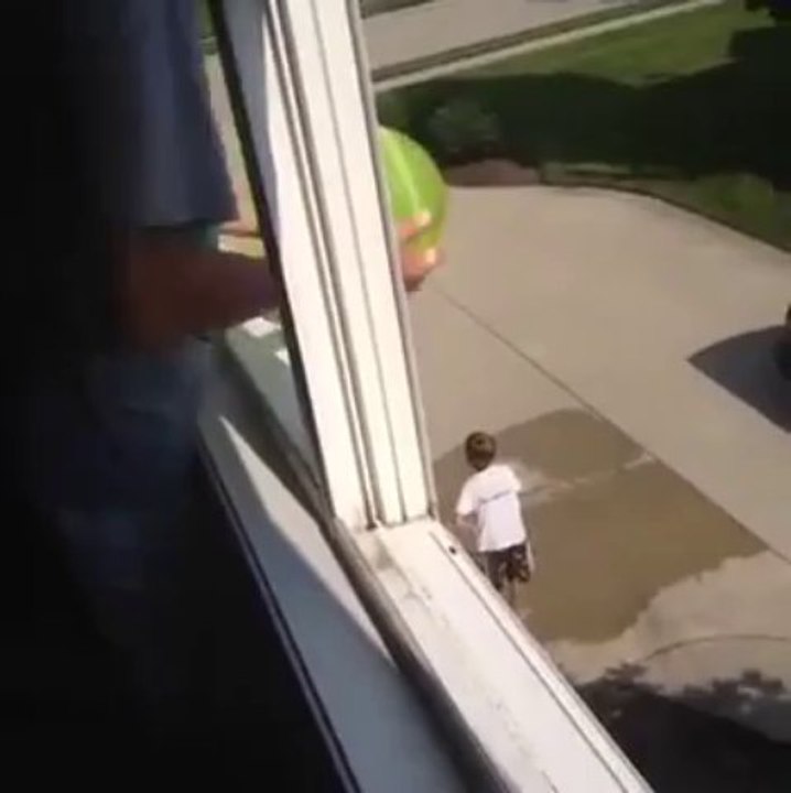 Eclater son petit frère avec une BOMBE à EAU... Violent!