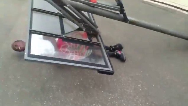 Il DUNK et se prend le panier sur la tronche... FAIL!