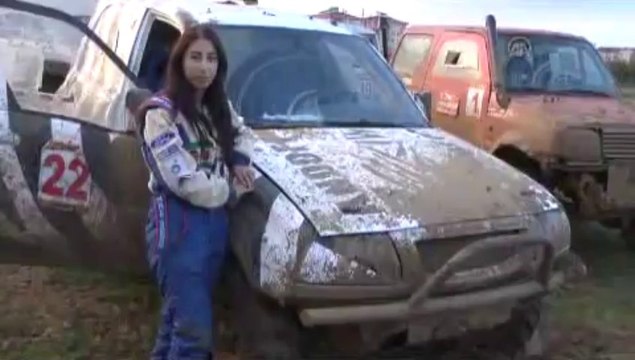 Off-road'da erkeklere taş çıkartıyor