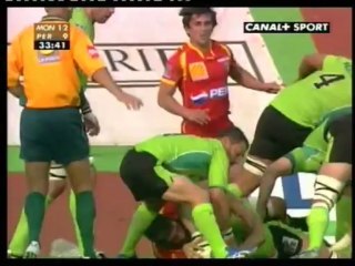 joueur au sol tape sur le ballon